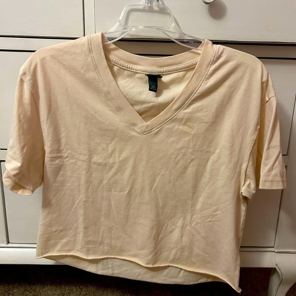 Wild and Fable cropped v-neck tee
